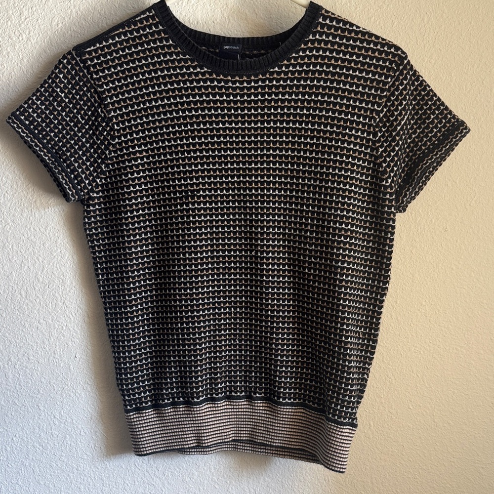 Black and White Patterned Short Sleeve Sweater